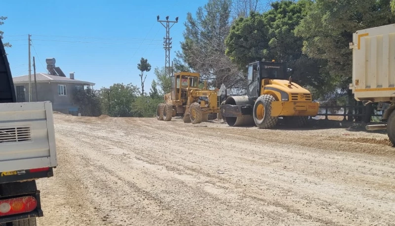 İlçemiz Doğu girişi ( TOKİ ) yolu ve Fethiye Mahallesi Afet evleri asfaltlama çalışmaları