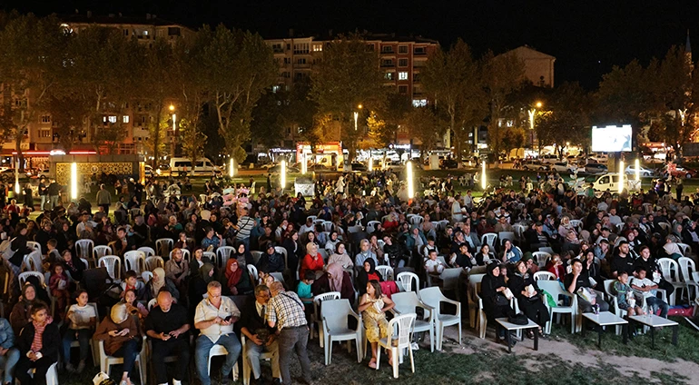 AÇIK HAVA SİNEMASI VATANDAŞLARIMIZDAN BÜYÜK İLGİ GÖRDÜ