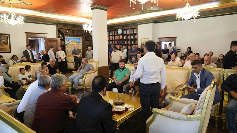 Arı Sosyal Medyadan Davet Etti Vatandaşlar Başkanlık Makamına Akın Etti