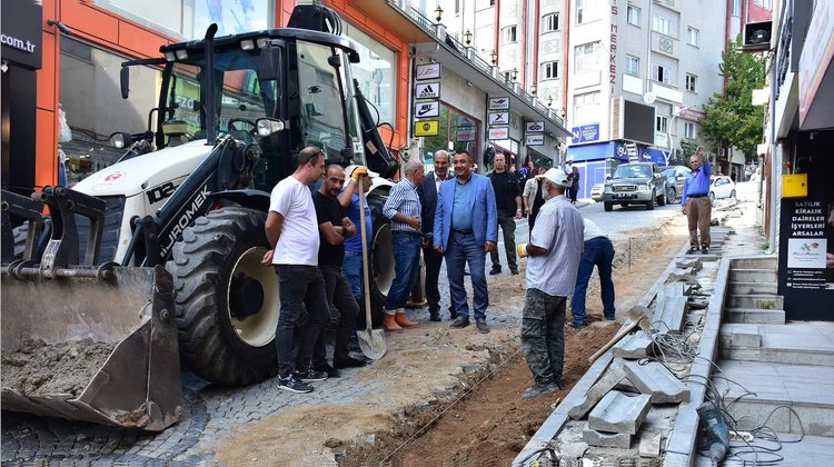 BAŞKANIMIZ, HÜRRİYET CADDEMİZDE DEVAM EDEN KALDIRIM GENİŞLETME ÇALIŞMALARINI İNCELEDİ