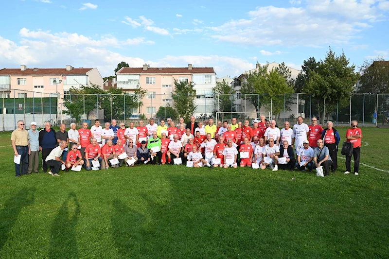 -BOZÜYÜK’TE ŞÖHRETLER KARMASI FUTBOL GÖSTERİSİ YOĞUN İLGİ GÖRDÜ