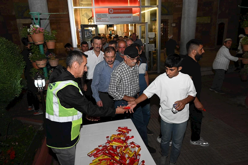 -BOZÜYÜK BELEDİYESİ MEVLİD KANDİLİ’NDE ŞEKER İKRAMI YAPTI