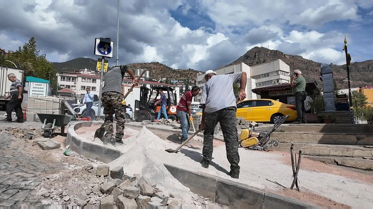 BAŞAKANIMIZ, HÜRRİYET CADDESİNDE DEVAM EDEN ÇALIŞMALARI İNCELEDİ