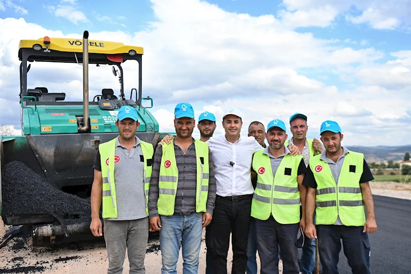 Başkan Akın, sıcak asfalt serim çalışmalarını yerinde inceledi