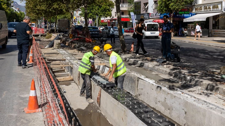 Girne Caddesi’ndeki yağmur suyu mazgalları yenileniyor