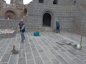 Surlar ve etrafı Büyükşehir ekipleri tarafından temizlendi