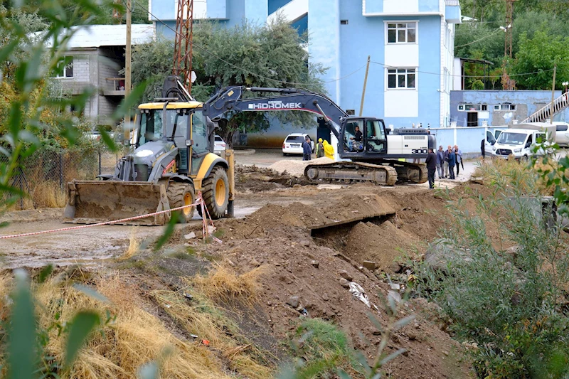 İPEKYOLU KAVUNCU MAHALLESİ’NDE DERE ISLAHI VE YOL ÇALIŞMALARI