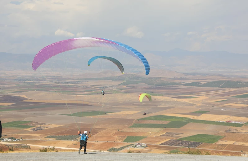 YAMAÇ PARAŞÜTÜ FESTİVALİ DEVAM EDİYOR