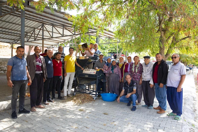 Büyükşehir’in Badem Soyma Makinesi Desteği İle Hasat Zamanı Çile Olmaktan Çıktı