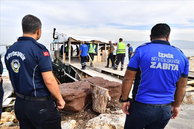 İnciraltı’nda kaçak iskele ve ahşap yapılar yıkıldı