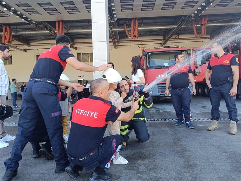 Siirt İtfaiyesi Minik Ziyaretçilerini Ağırladı