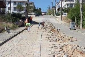 GÜLSER SOKAKTA PARKE YOLDA BAKIM ONARIM ÇALIŞMASI BAŞLATILDI