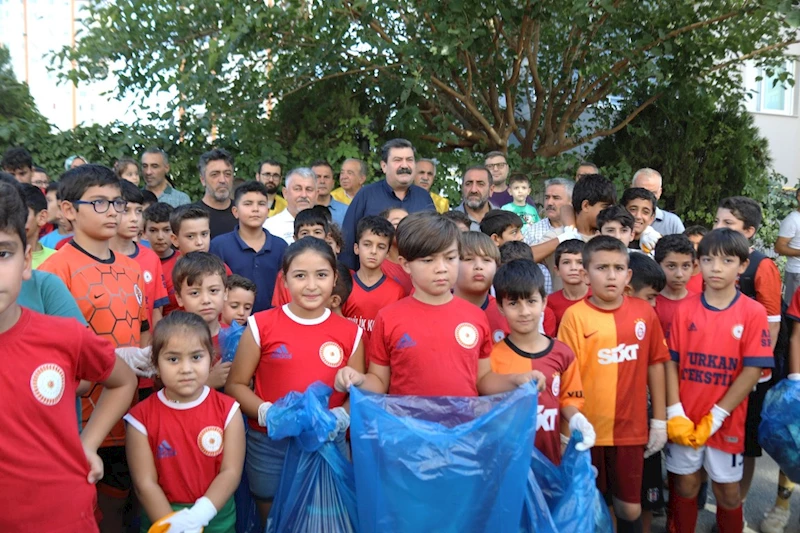 TOROSLAR’DA ÇOCUKLAR OYUN OYNADIKLARI PARK, YEŞİL ALAN VE SOKAKLARDA ÇÖP TOPLADI