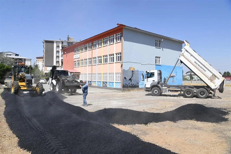 OKUL BAHÇESİNE ASFALT SERİMİ YAPILDI.