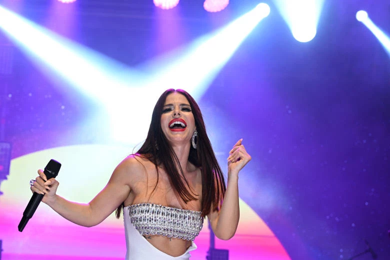 Antalyalılar Zafer Bayramı’nı DJ Mert Aydın ve Simge ile kutladı