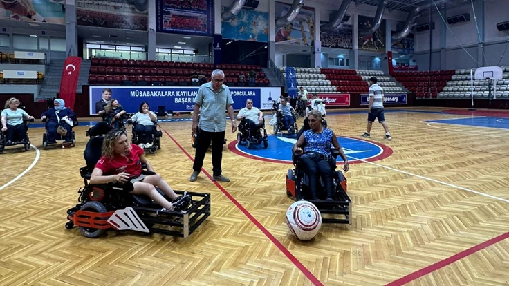 Engeller tekerlekli sandalye futbolu ile kalktı