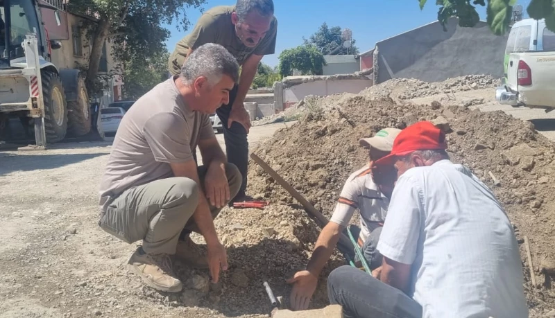 Belediyemiz  ekipleri TOKİ yolunun asafaltlama çalişmalarının bir an önce  baslaması için mesai saati gözetmeksizin  su bağlantılarını tamamlıyor.