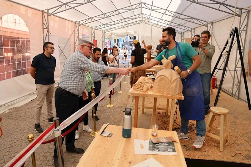 BAŞKAN KURT FESTİVAL ALANINA GİDEREK SANATÇILARI YALNIZ BIRAKMADI