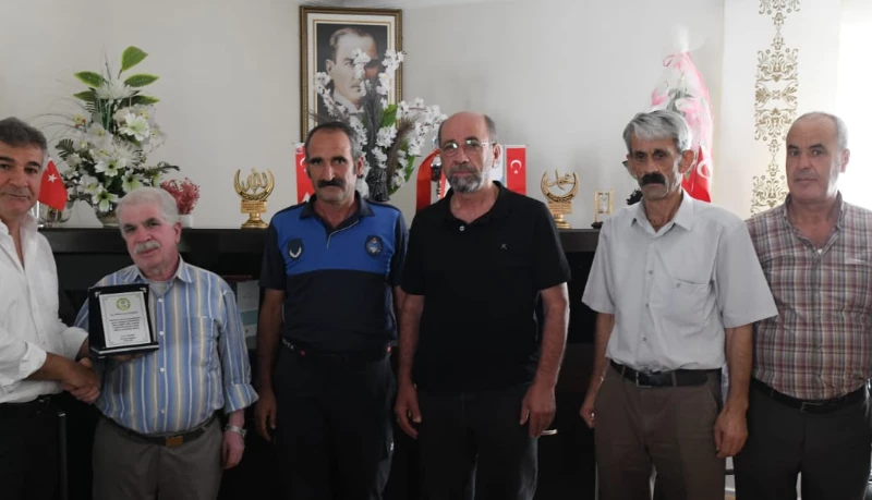 Emekliye ayrılan personelimize  Belediye Başkanımız Ercan ÖNCEBE den   plaket