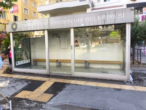Kentteki duraklar onarılıp temizlendi