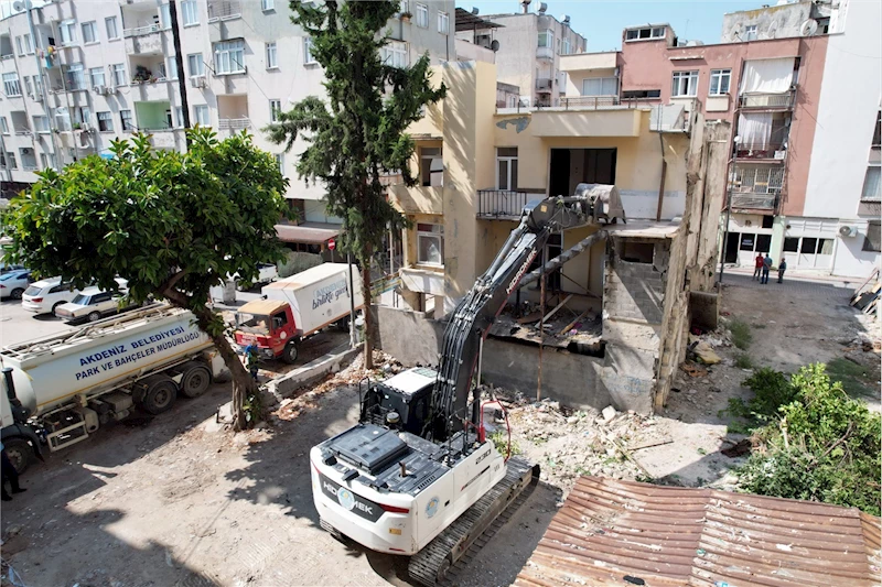 AKDENİZ’DE METRUK BİNALARLA MÜCADELE SÜRÜYOR