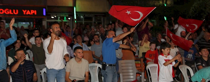 İLÇE MEYDANINDA DEV EKRAN KURULDU