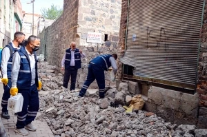 Sur’daki metruk binalarda ilaçlama çalışması