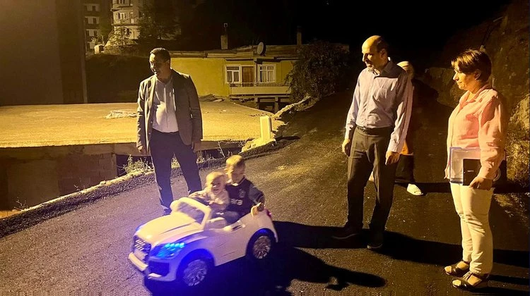 BAŞKANIMIZ, KAMİL AKDİK SOKAKTA YAPILAN ASFALTLAMA ÇALIŞMALARIMIZI YERİNDE İNCELEDİ