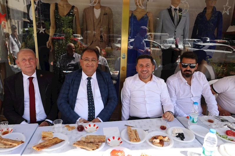 Belediye Başkanı Arı Yeni Haftaya Esnaflarla Kahvaltı Yaparak Başladı