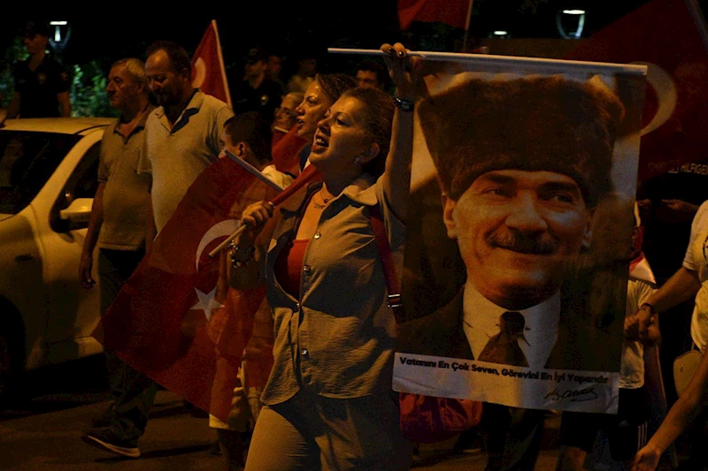 Kurtuluşun 102. yılı fener alayı ile kutlandı