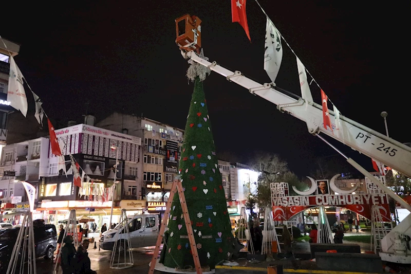 İZMİT BELEDİYESİNİN KLASİKLEŞEN DEVASA YILBAŞI AĞACI YERİNİ ALDI!