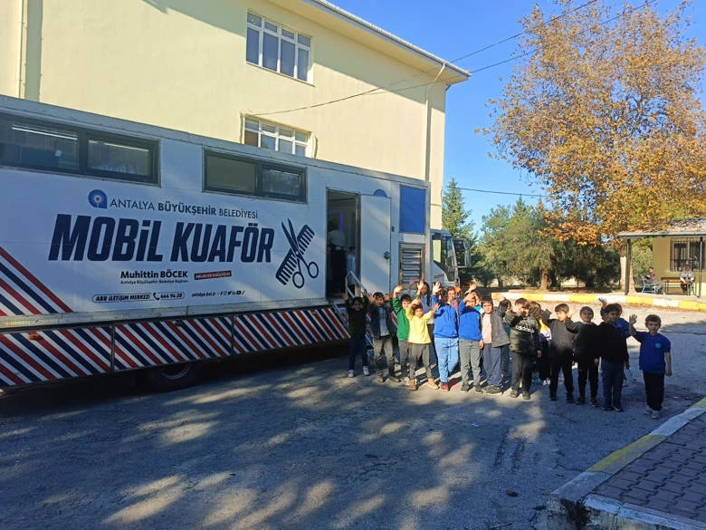 Mobil kuaför tırı öğrencilerin hizmetinde