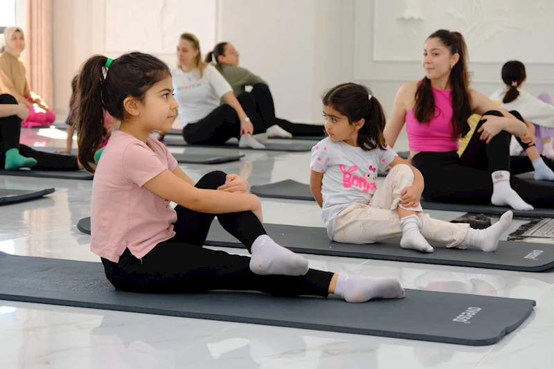 Yarıyıl tatilinde, Anne ve çocukları yoga etkinliğinde bir araya geldi