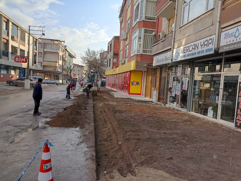 İZMİT BELEDİYESİ, ŞEHİT KAZIM CADDESİNDE ÇALIŞMALARINA DEVAM EDİYOR