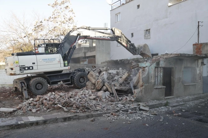 Konak’ın Kent Dokusu Değişiyor: 9 Ayda 92 Metruk Bina Yıkıldı