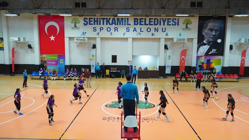 ŞEHİTKAMİL’DE YILDIZ KIZLAR VOLEYBOL TURNUVASI SONA ERDİ