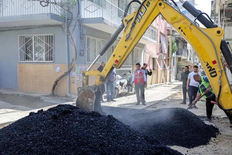 Bayraklı Belediye Başkanı İrfan Önal Asfalt Çalışmalarını Yerinde Denetledi