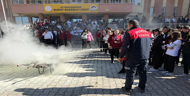 Şuhut Belediyesi İtfaiyesi Öğrencilere Yangın Tatbikatı Düzenledi