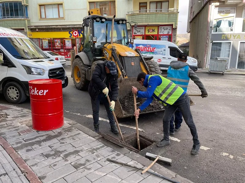 Muş Belediyesi Kış Öncesi Yağmur Suyu Kanalı Temizliği Başlattı