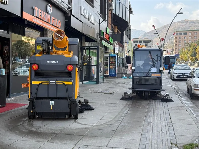Muş Belediyesi Kaldırımları Yeni Araçlarla Temizliyor