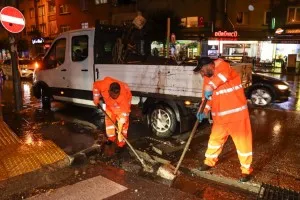 Yalova Belediyesi Ekipleri Sağanak Yağışta Gece Boyunca Çalıştı