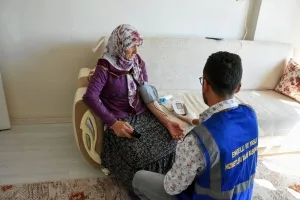 1 Ekim Dünya Yaşlılar Günü: Tansiyon aleti dağıtıldı, evde sağlık hizmeti verildi