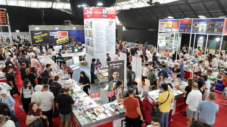 15. Antalya Kitap Fuarı rekor katılımla sürüyor