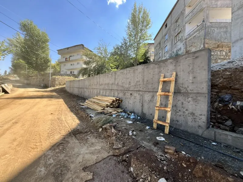 Muş Belediyesi Kale ve Dere Mahallelerinde Yol Genişletme ve İstinat Duvarı Çalışmalarını Tamamladı