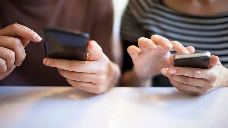 Sosyal Medya Benlik Algısını Bilinçsizce Şekillendiriyor