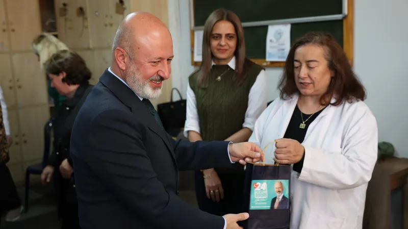 Kocasinan Belediye Başkanı Çolakbayrakdar Öğretmenlere Türk Kahvesi Hediye Etti
