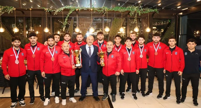 Gebze Belediye Başkanı Büyükgöz, Güreş Takımının Şampiyonluk Başarısını Kutladı