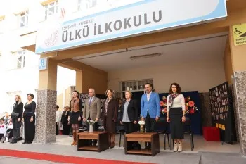 Eskişehir Belediye Başkanı Ünlüce, Mezun Olduğu Okulda Öğretmenler Günü Törenine Katıldı