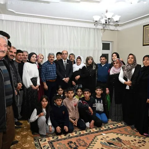 Yeşilyurt Belediye Başkanı Geçit, Dört Kuşağın Bir Arada Yaşadığı Aileyi Ziyaret Etti