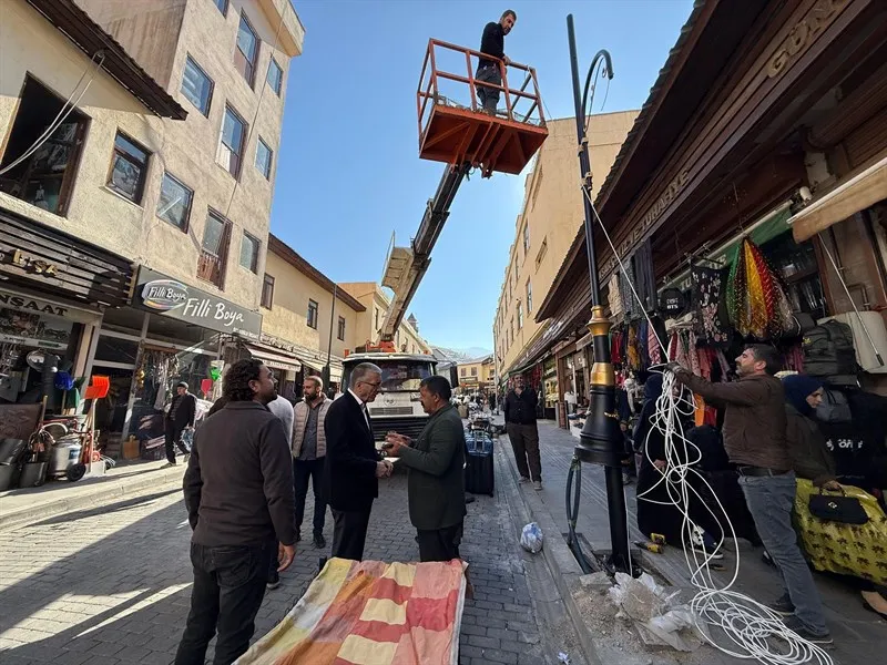 Muş Belediyesi Eşbaşkanı Sırrı Söylemez Tarihi Çarşıda Aydınlatma Çalışmalarını İnceledi